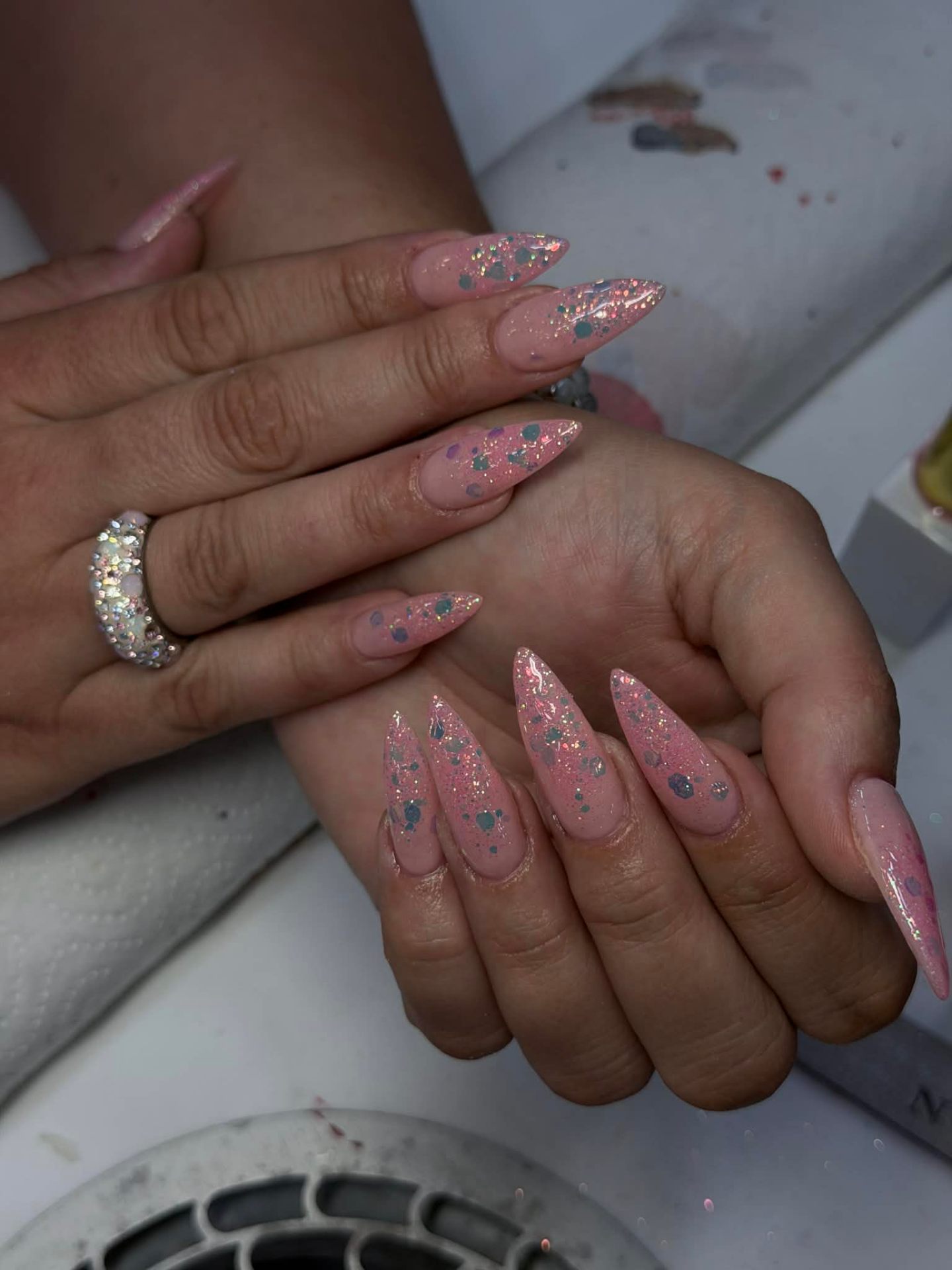 Stiletto nehty s třpytkami a barevnými tečkami